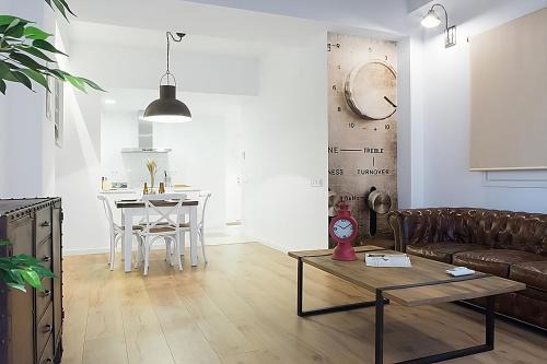 Esquerra de l'Eixample Apartment | Bright Industrial Loft Barcelona Center