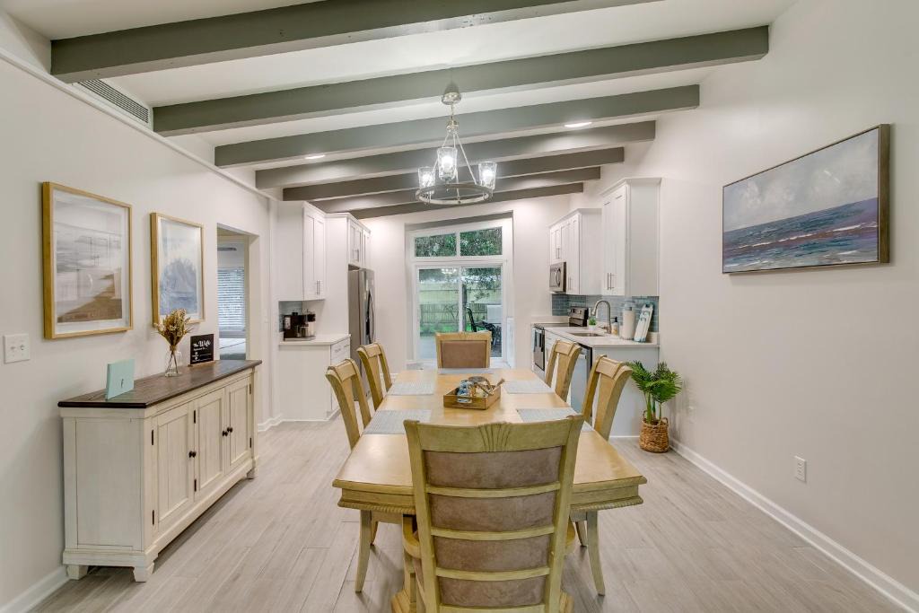 Jekyll Island House | Bright Jekyll Island Home w/Deck < 1 Mi to Beach