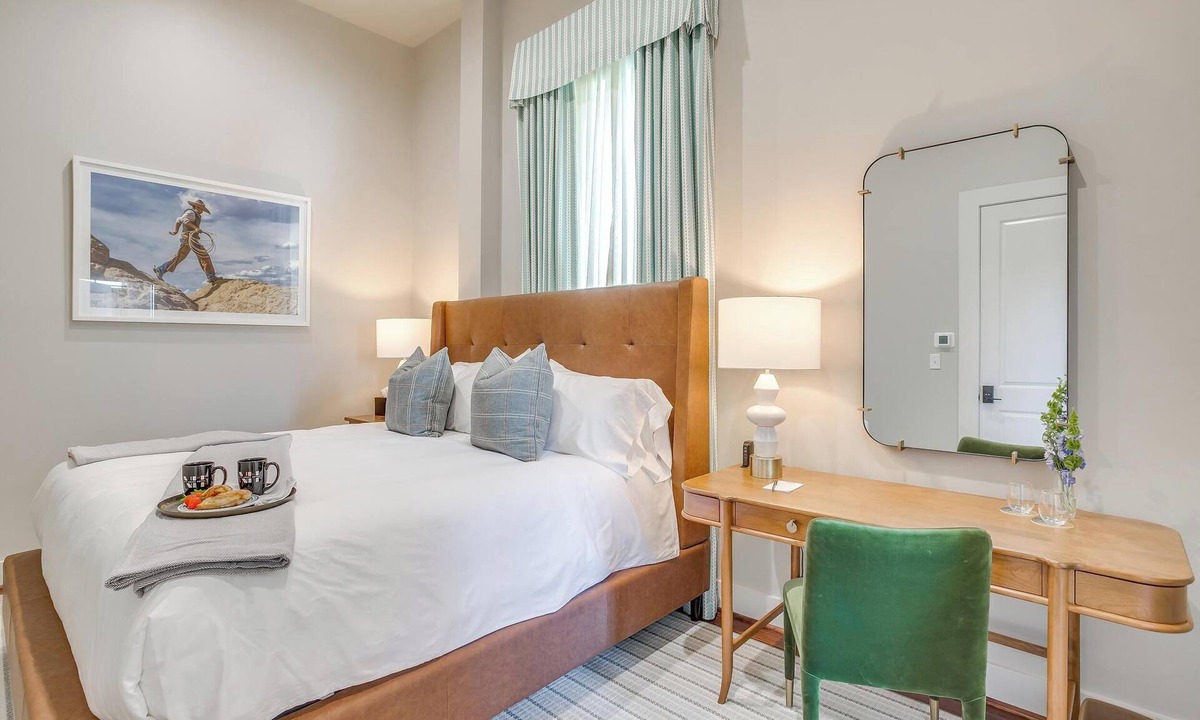 Granbury Hotel | Bright King Room in Granbury Hotel on the Historic Granbury Square