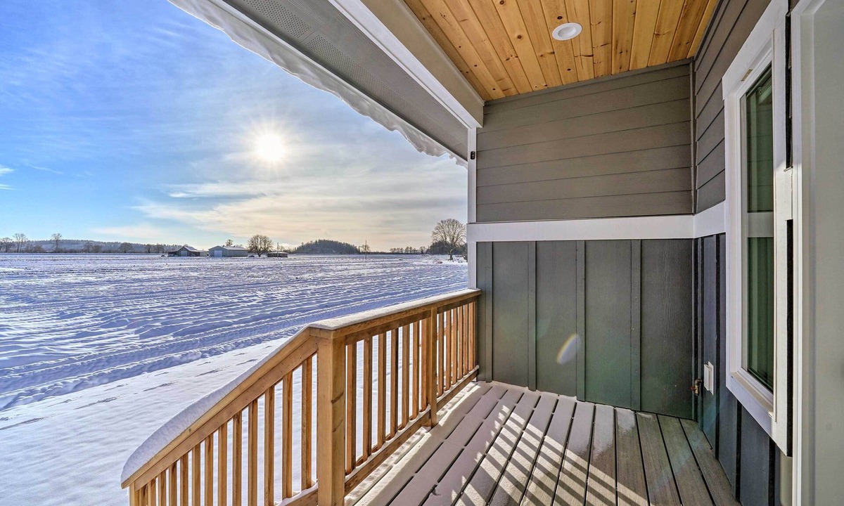 La Conner Condo | Bright La Conner Getaway w/Mountain Views!