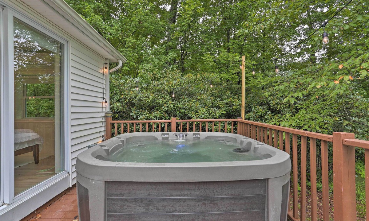 Swan Lake House | Bright Lake House with Hot Tub!