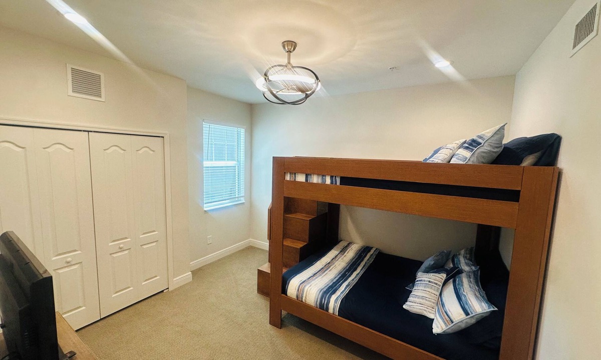 Rural Estates Condo | Bright Lakeview Condo in Richmond Park with Garage