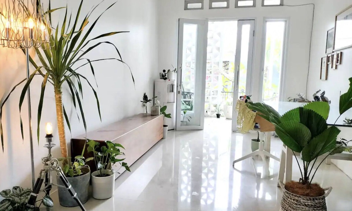 South Tangerang House | Bright leafy home with Biznet up to 250 Mbps 3+1BR