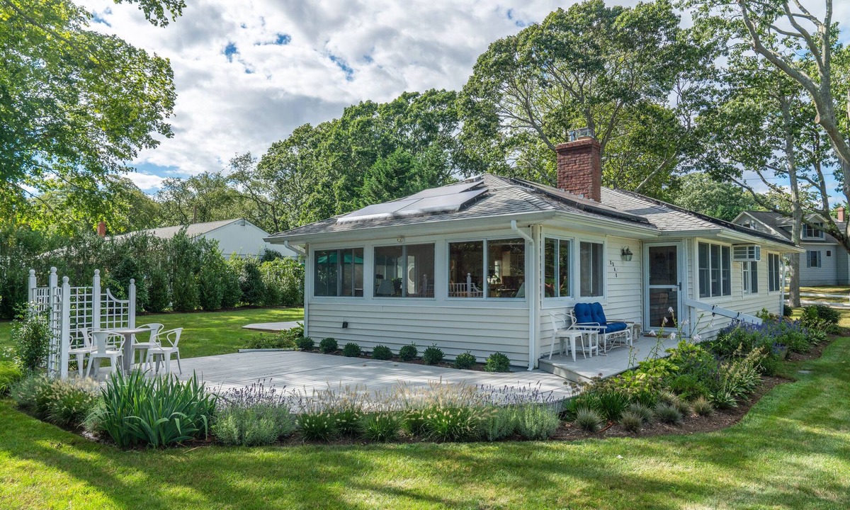 Southold Cottage | Bright light, water views, steps from the beach!