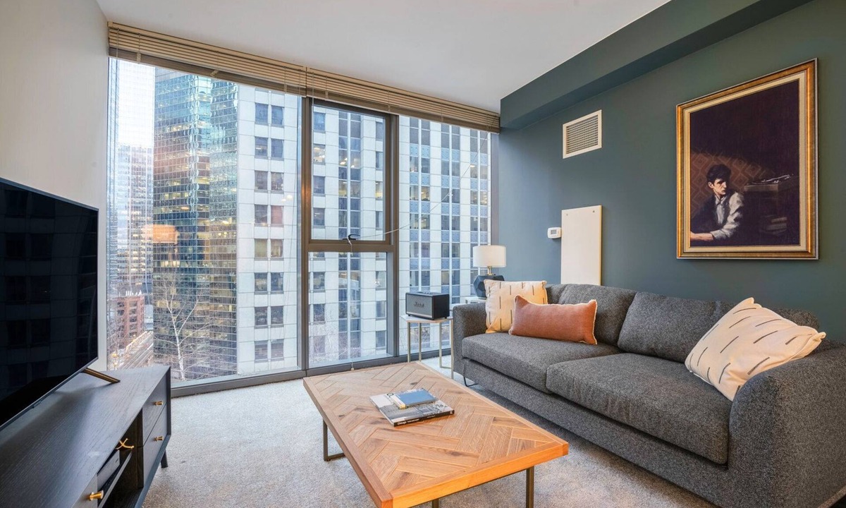Downtown Chicago Apartment | Bright Loop 1BR w/Gym, Pool, nr. Financial District, by Blueground