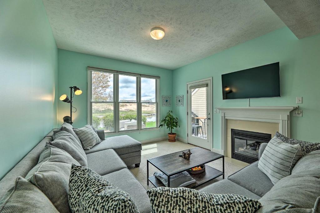 Manistee House | Bright Manistee Condo w/Beach + Pool Access!