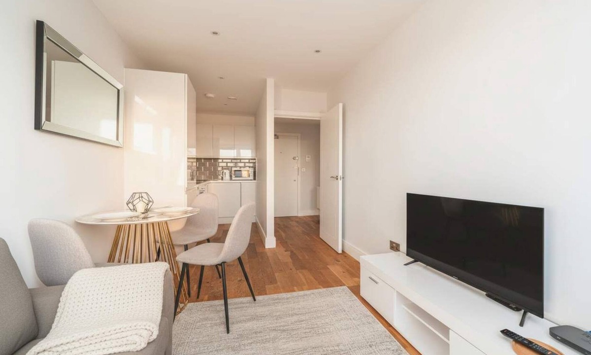 Eastleigh Apartment | Bright & Modern 1BED Apartment in Eastleigh Centre