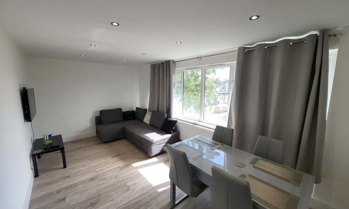 Sutton Central Apartment | Bright Modern 3 Bedroom Apartment