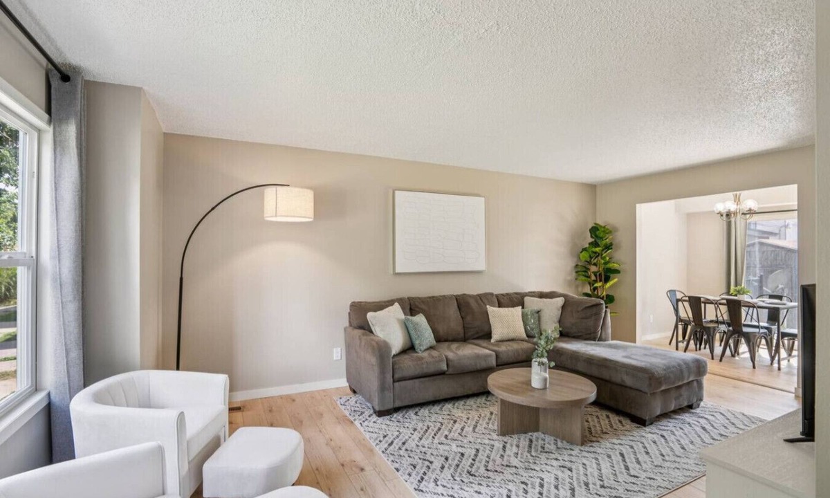 Greater South Side House | Bright & Modern 3BR Duplex | Fenced Yard + Parking