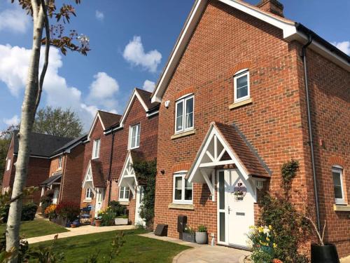 Bishops Waltham House | Bright, modern & close to historic town