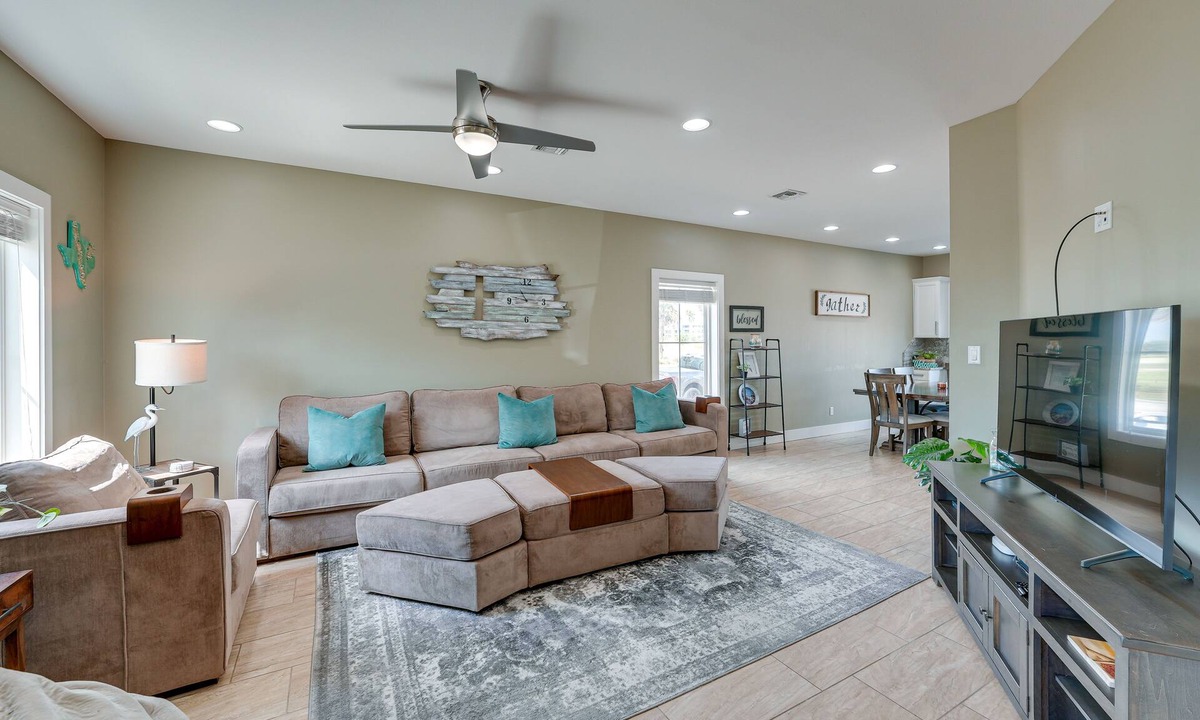 Corpus Christi Condo | Bright, Modern Corpus Christi Condo: 2 Mi to Beach