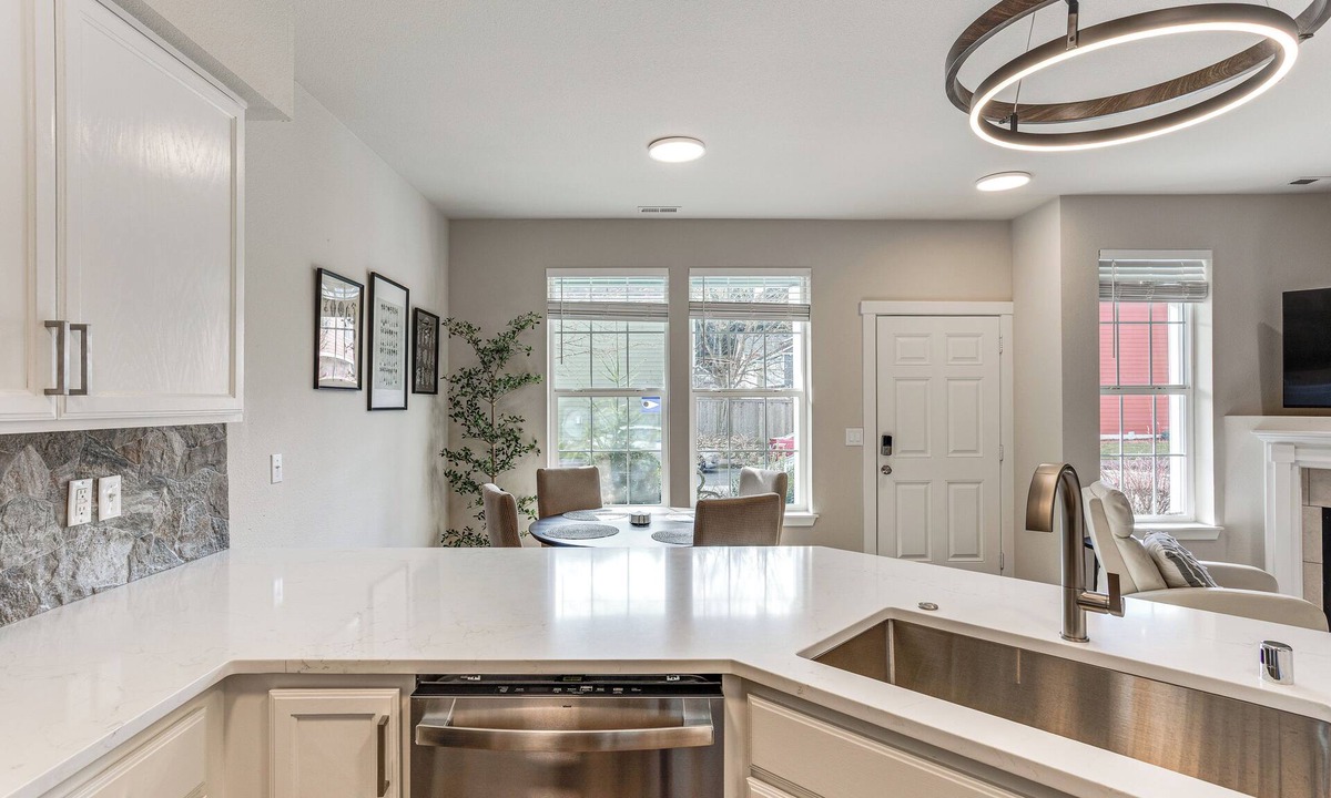Parkland Cottage | Bright & Modern! Family Home 11 Mi to Dtwn Tacoma