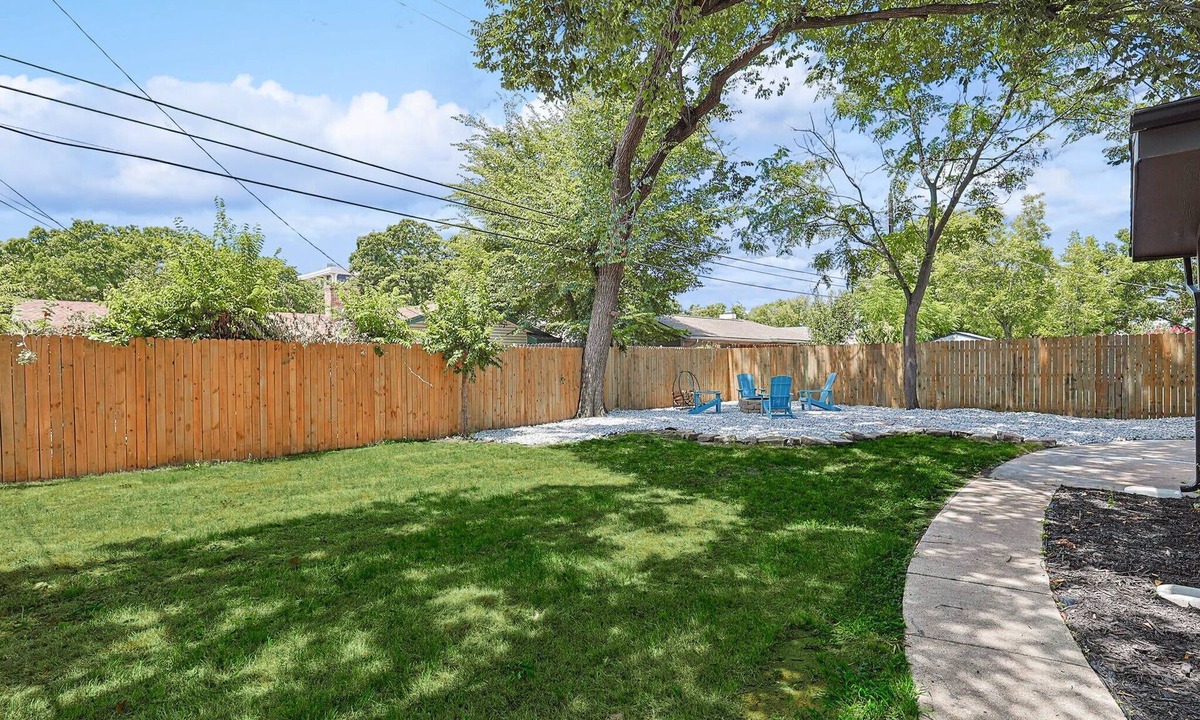 Irving House | Bright Modern Home | 3BR, 2BA, Fenced Backyard