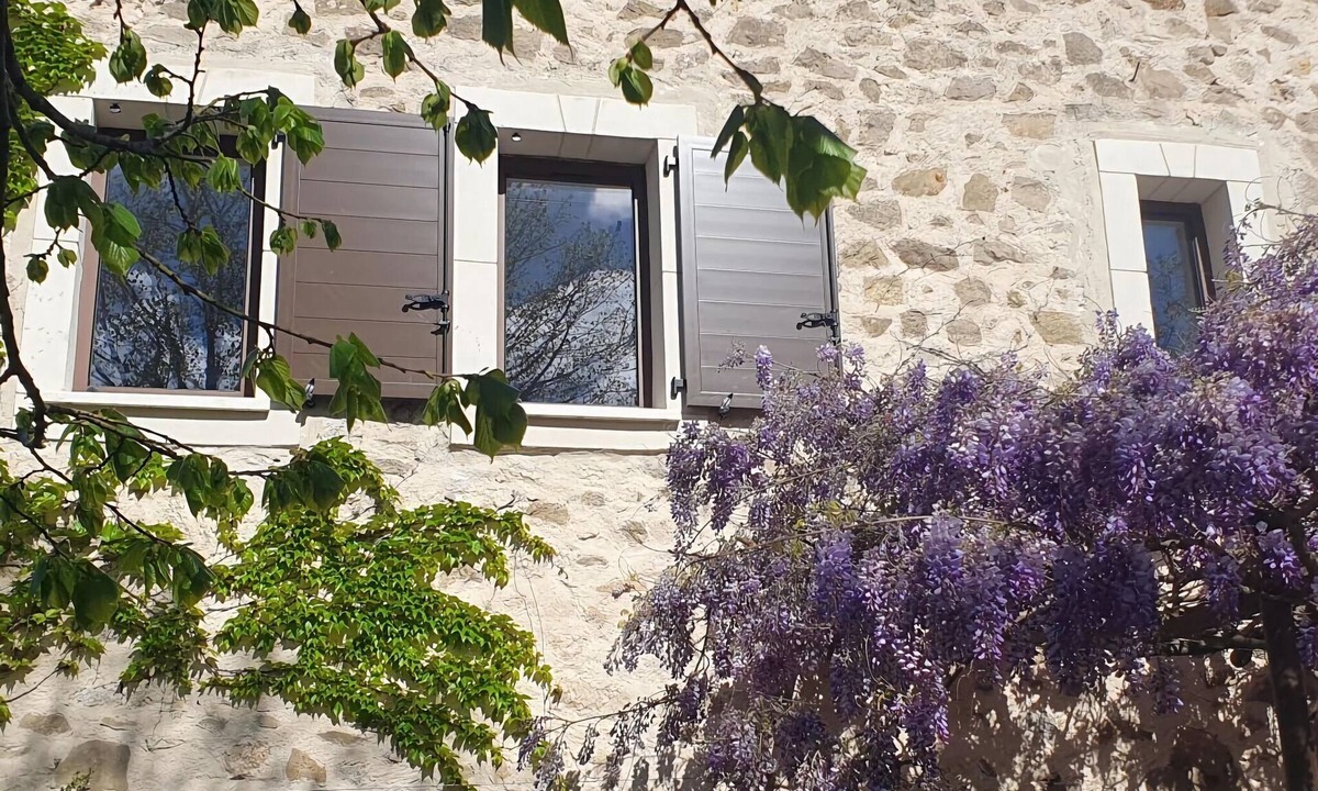 Assignan House | Bright, modern loft Comfortable Vacation Home