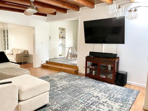 Winnetka House | Bright Modern Pool House in Quiet Location