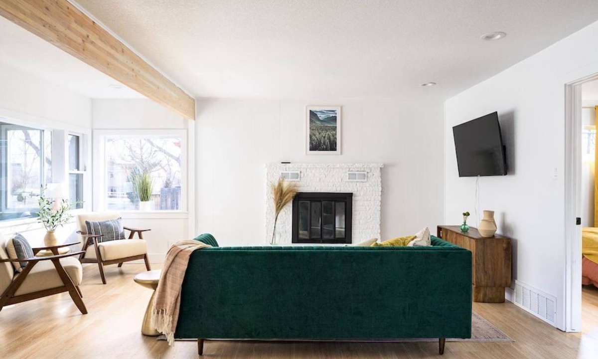 Applewood Villages House | Bright & Modern Retreat - Sleeps 8 - Convenient Location