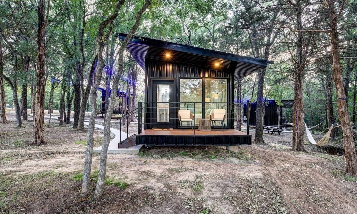 Alvord Cabin | Bright Modern Treehouse with Pickleball Court Near LBJ Grasslands | Alvord, Texas