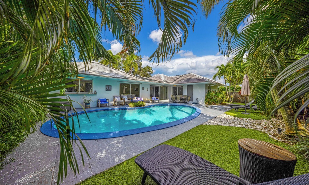 Imperial Point Villa | Bright & Modern Villa with Private Pool in Fort Lauderdale