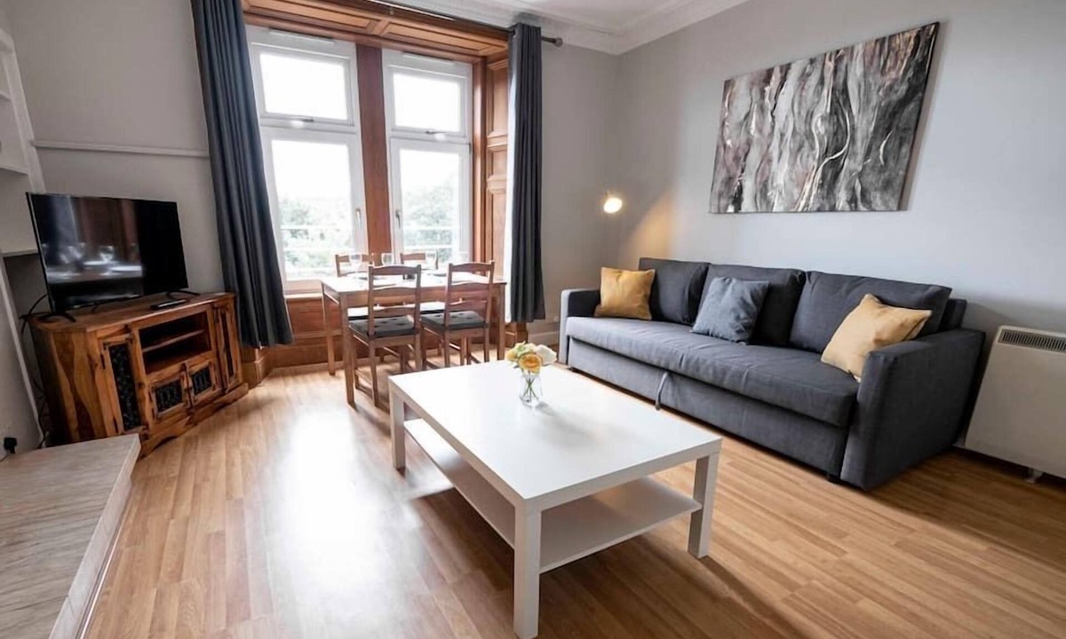 Glenisla Apartment | ☆ Bright, Modern West-End Apartment ☆