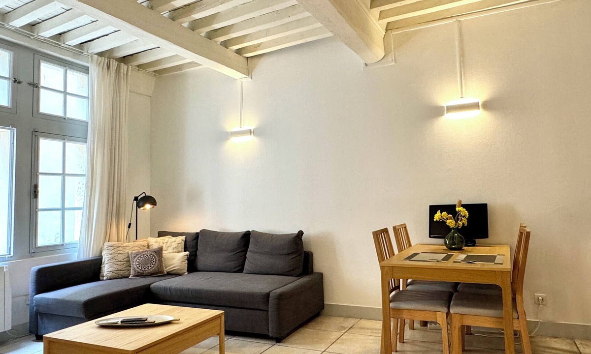 Nimes City Centre Apartment | Bright Nîmes Center Flat with Terrace