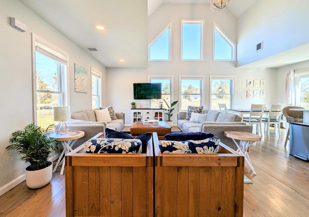 Southold House | Bright Oasis in Beautiful North Fork Wine Country