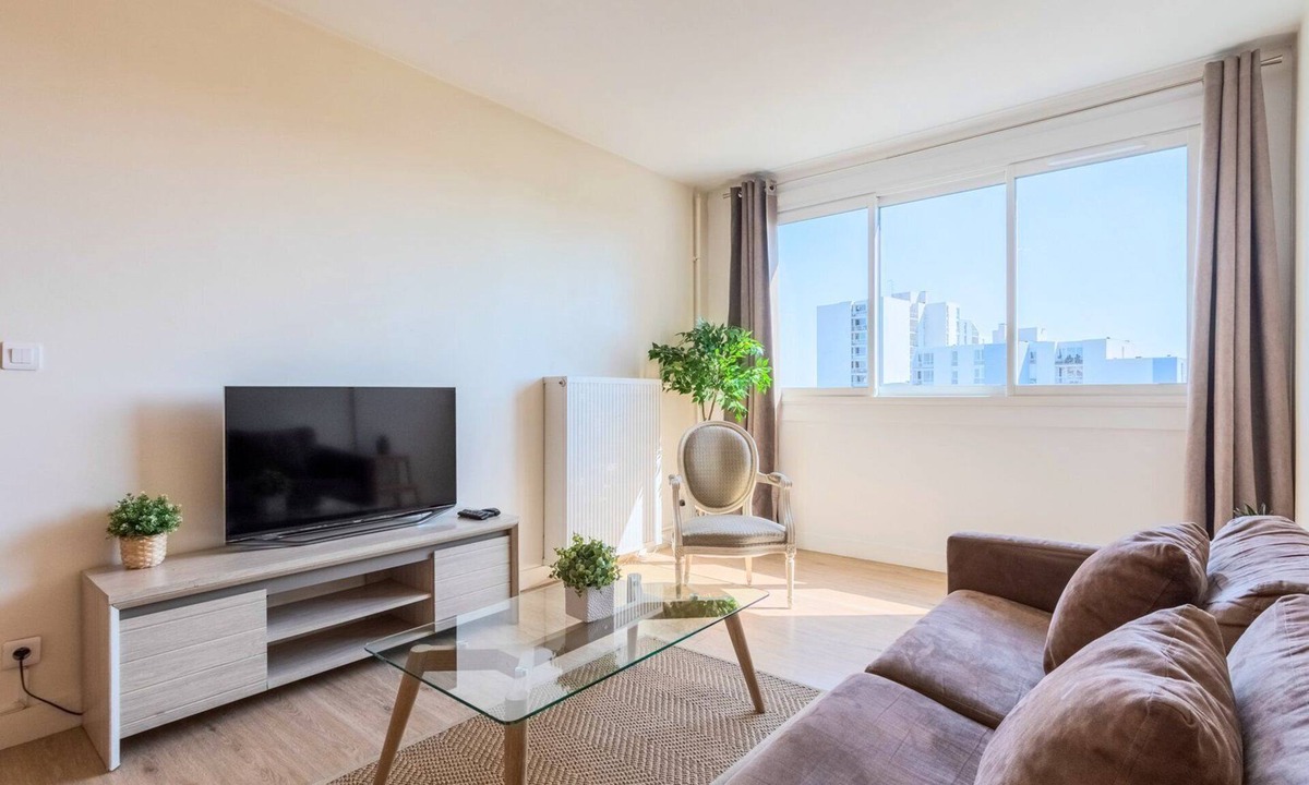 La Madeleine Apartment | Bright one bedroom apartment with parking