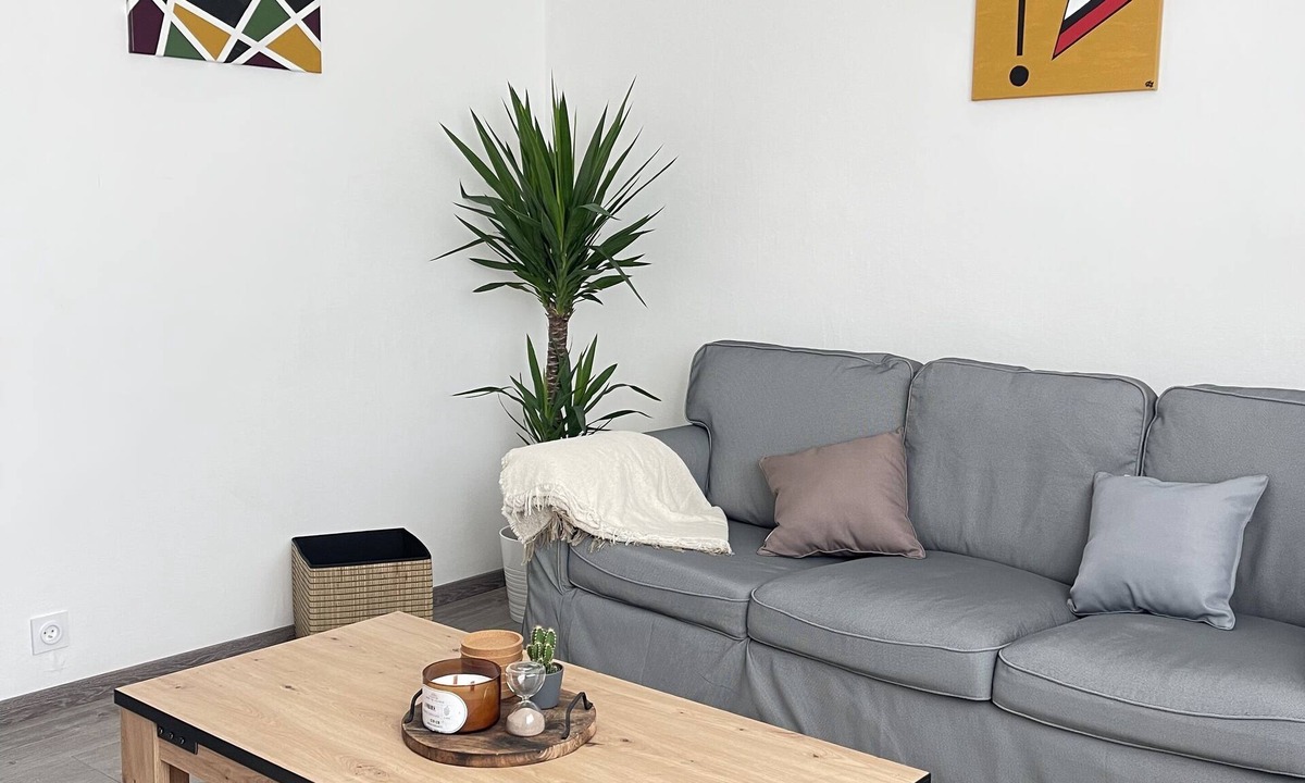 Montauban Apartment | Bright, open-plan apartment