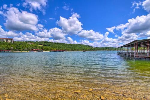 Kimberling City House | Bright Ozarks Condo w/Balcony & Lake Views!