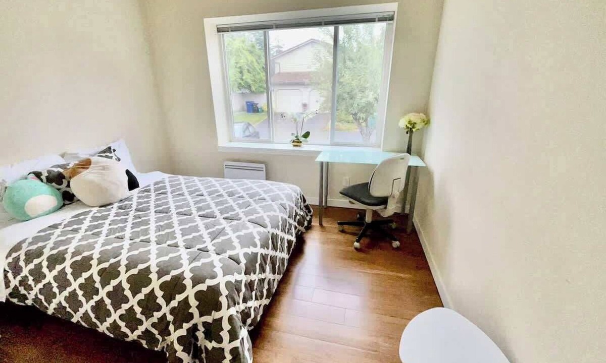 Haller Lake Apartment | Bright Peaceful Private Room in North Seattle