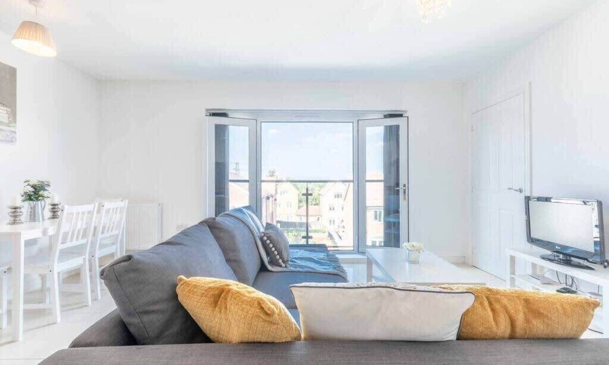Langley Marish Apartment | Bright Penthouse with Two Bedrooms
