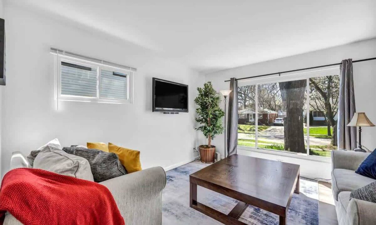 Cuyahoga Falls House | Bright pet-friendly home w/private backyard