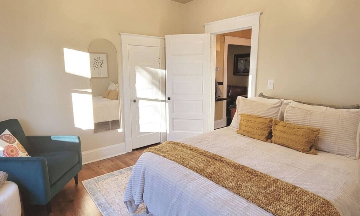 Walnut Street House | Bright Pet-Friendly 2BR Cottage Near MSU with Backyard Firepit