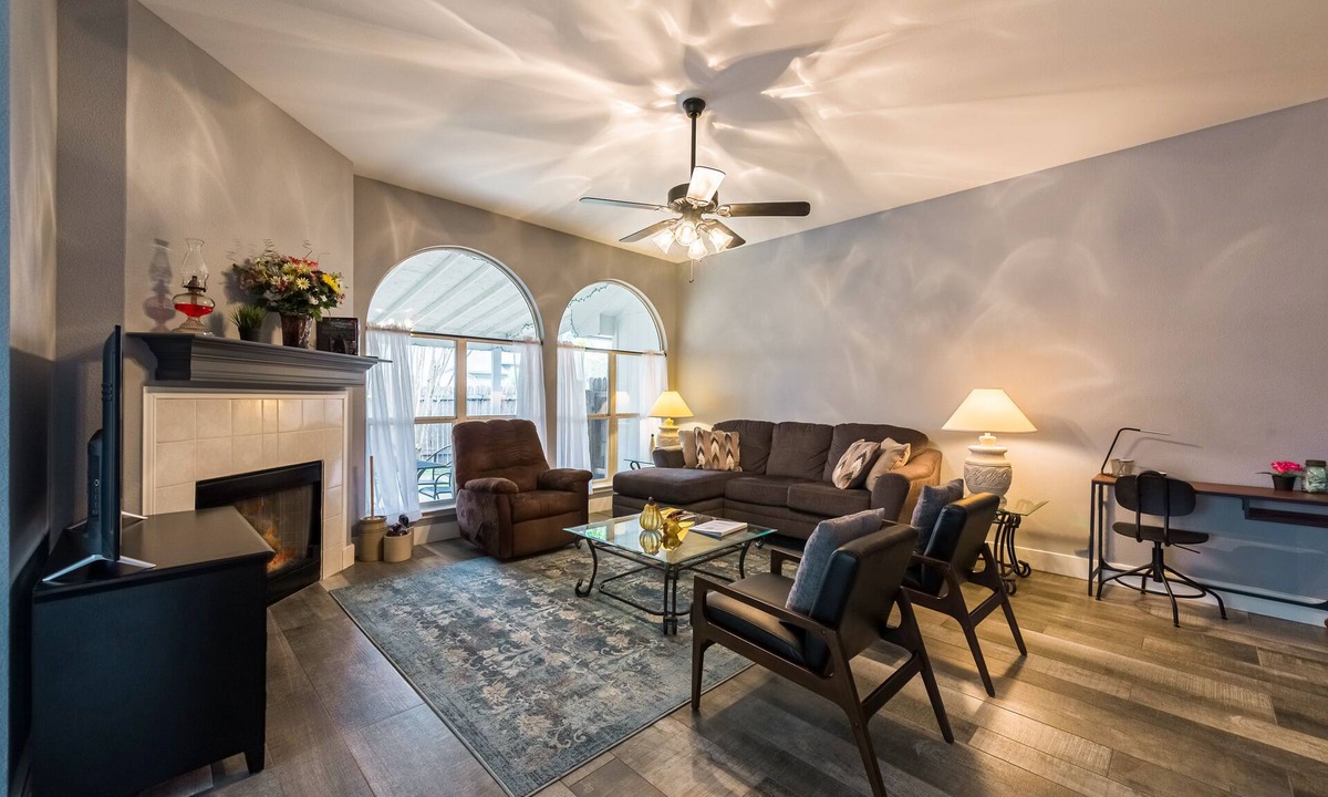 Springbrook House | Bright Pflugerville Family Retreat