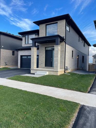Fonthill Apartment | Bright Private 2BR Suite Near Niagara Falls Family-Friendly