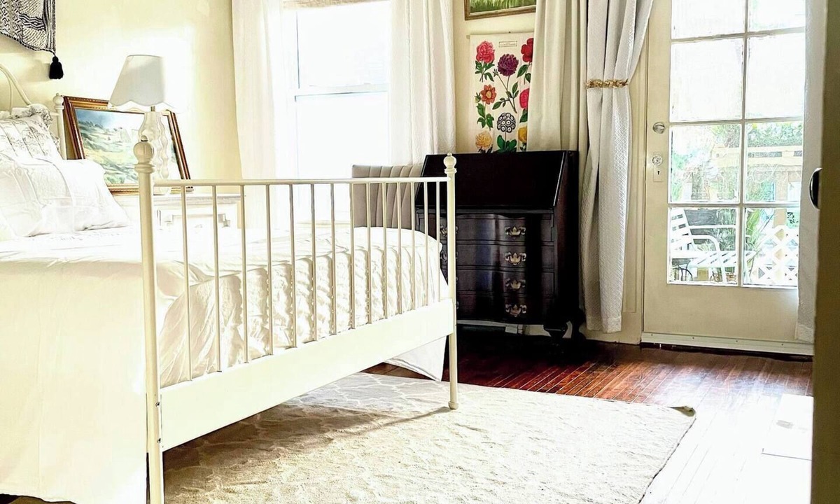 North Brookline Apartment | Bright Private Room BU MIT Longwood Harvard Med -3 Bed Apt- Grads Profes Doctors