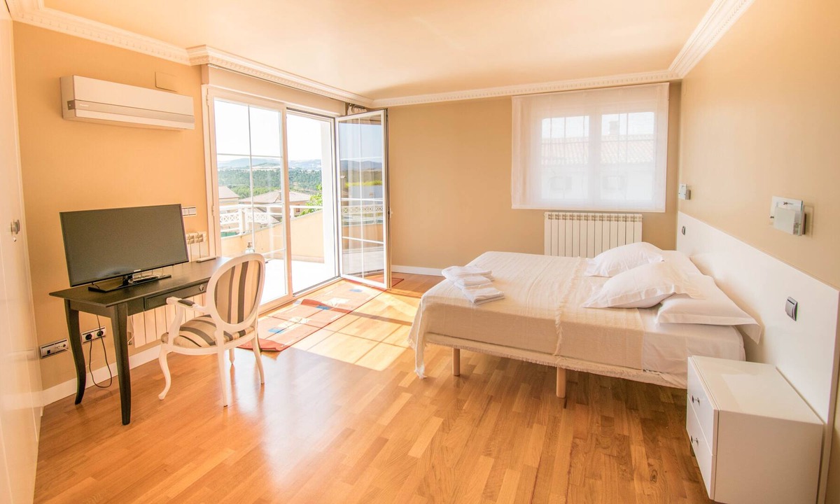 Garinoain Hostel | Bright private suite with king-size bed.