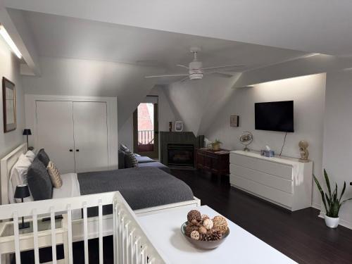 Cabbagetown Apartment | Bright Private Suite in Cabbagetown, Steps to Shops & Downtown Toronto