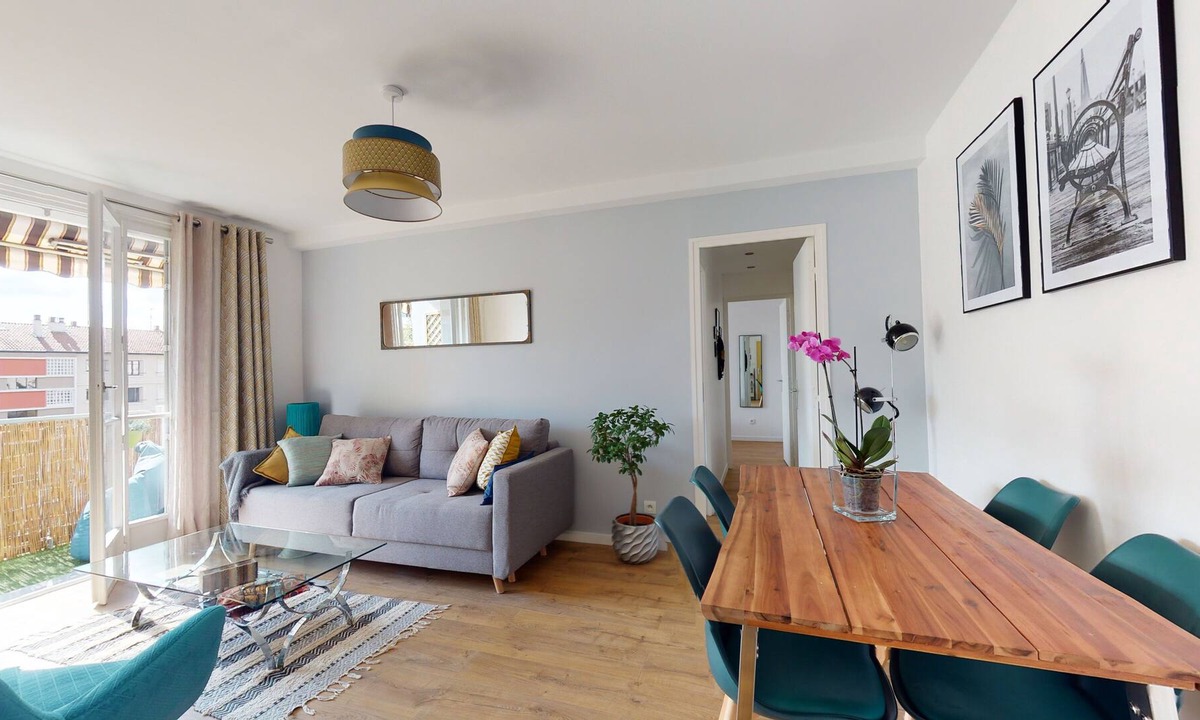 Zola - Pressense Apartment | Bright & quiet 2 BR, parking & balcony (Metro A)