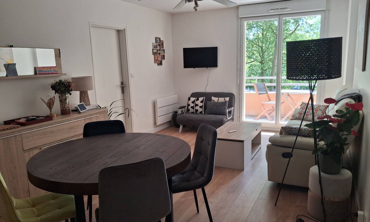 La Terrasse Apartment | Bright, quiet apartment close to public transport direct to town center