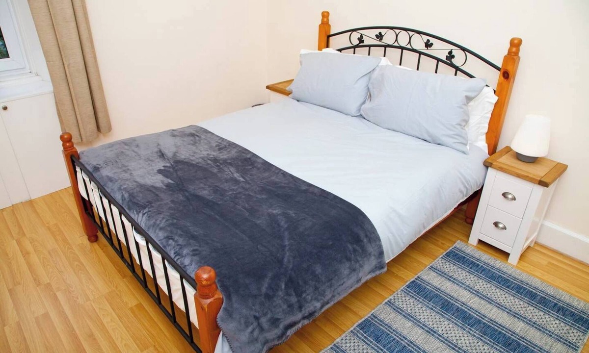 Newhaven Apartment | Bright Quiet Edinburgh Home Free Parking