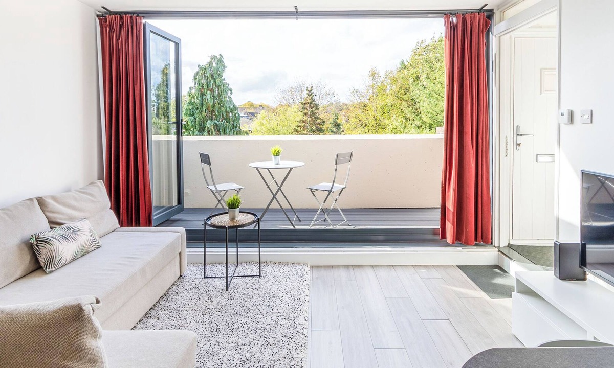 College Apartment | Bright Renovated Spacious Flat + Private Balcony