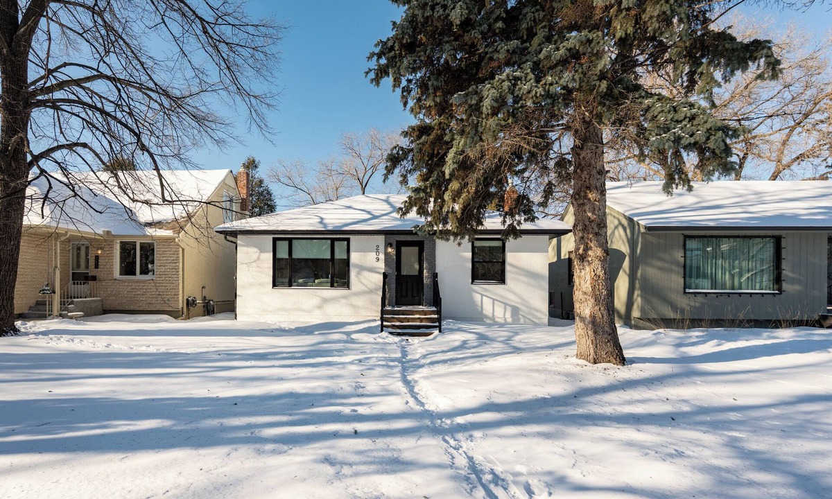 Tuxedo House | Bright River Heights Home | 3 Bed | 2 Bath |