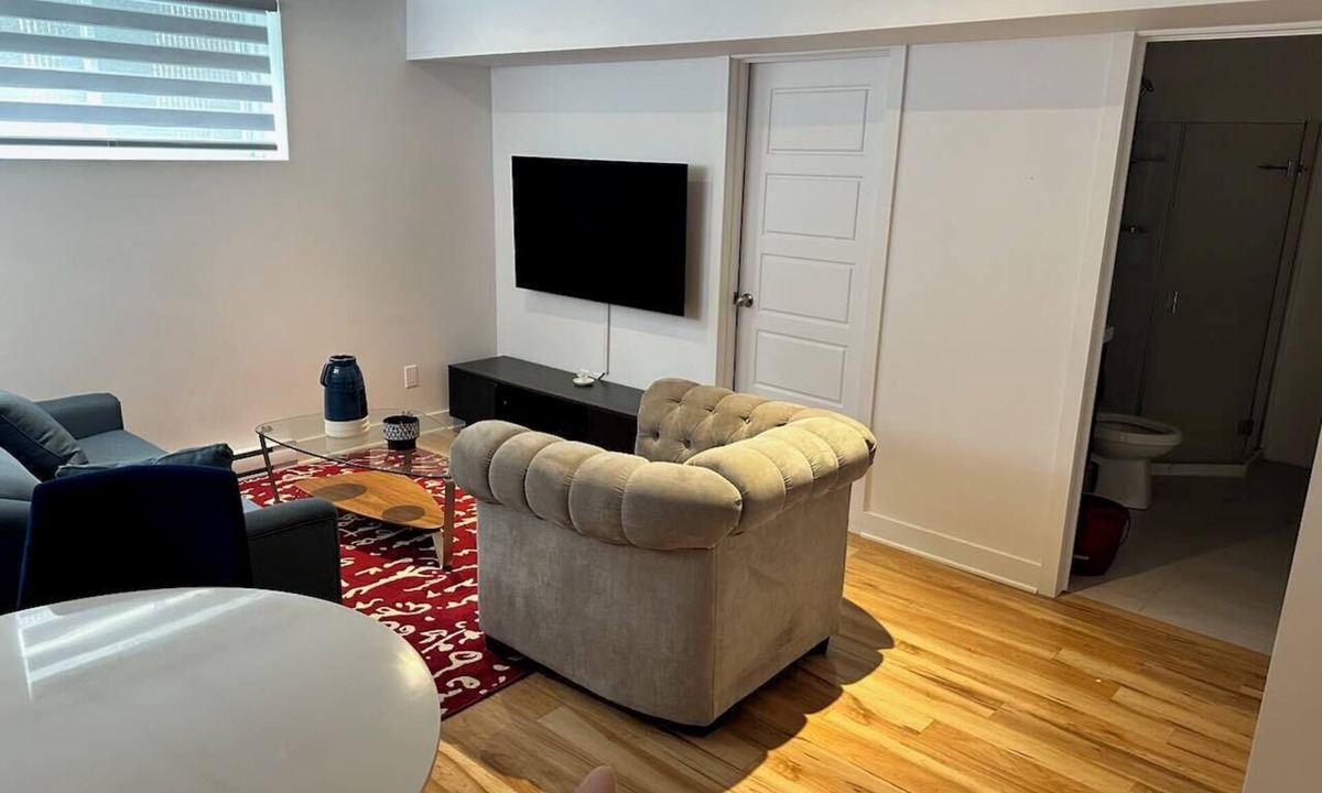 Mirabel House | Bright room for rent in a 5 and a half