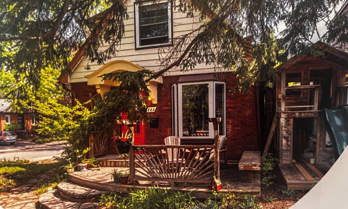 Old Ottawa East House | Bright Room in Beautiful Old Ottawa East.nSteps from Canal.nOttawa at its best.
