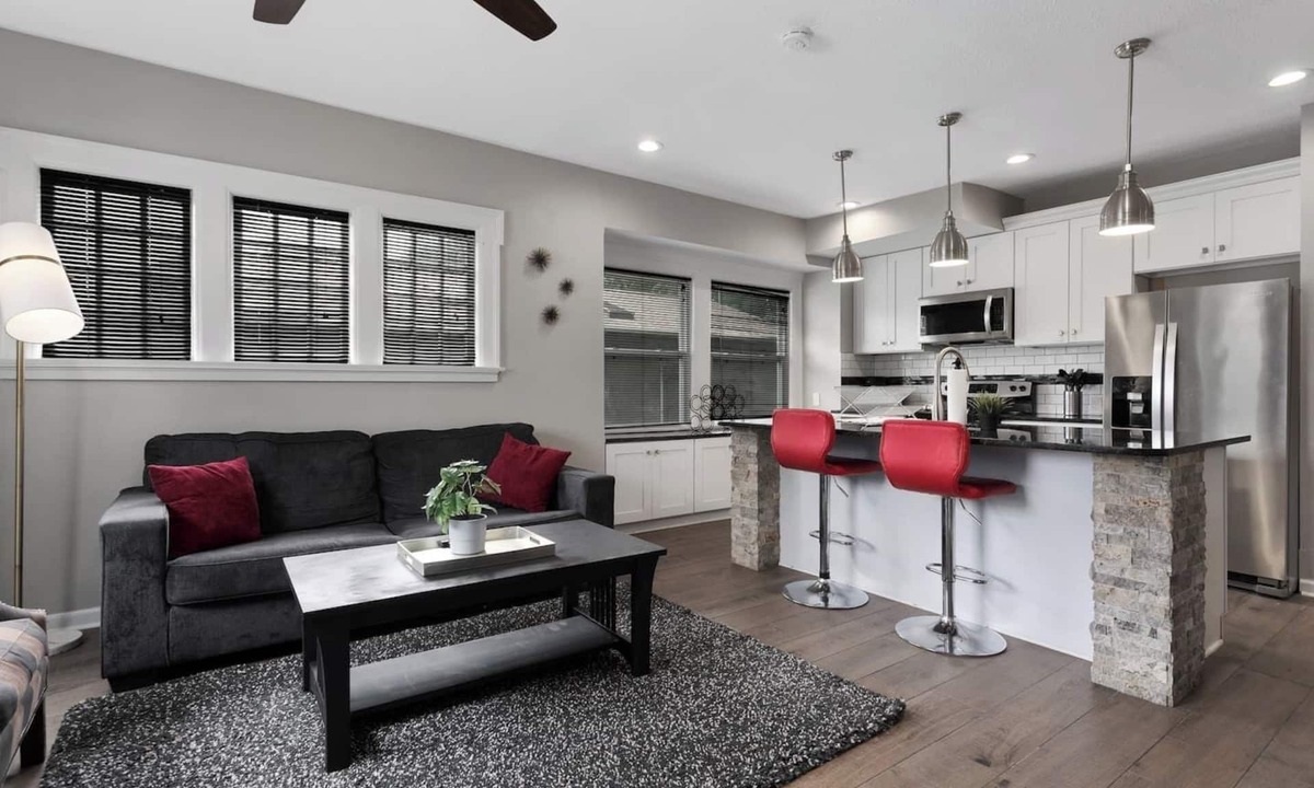Kansas City Apartment | Bright & Roomy 2BR | 1st Floor Retreat | #65