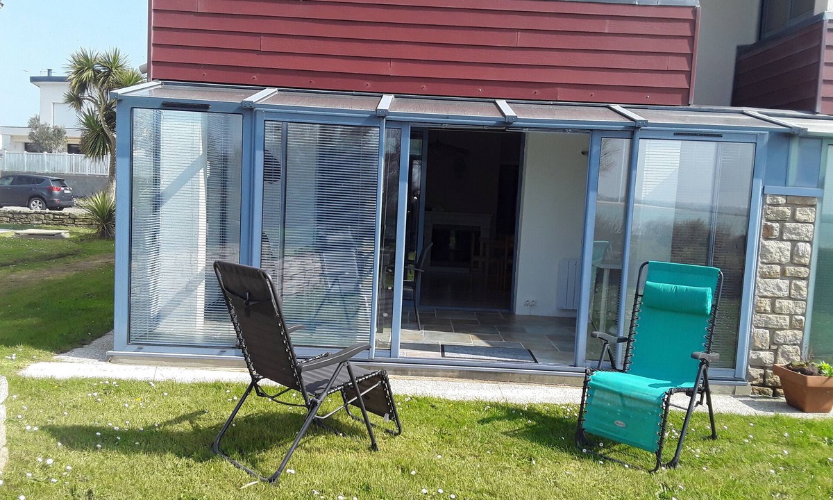 Roscoff Apartment | Bright, sea-view apartment with direct beach access