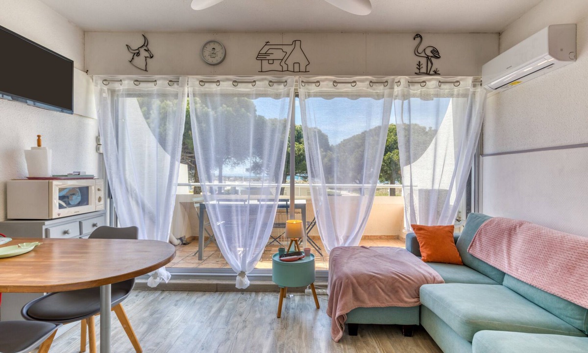Le Grau-Du-Roi Apartment | Bright Sea View Studio with Balcony and Direct Beach Access