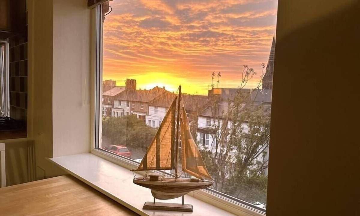 New Brighton Apartment | Bright Seaside Apartment with Stunning River Views