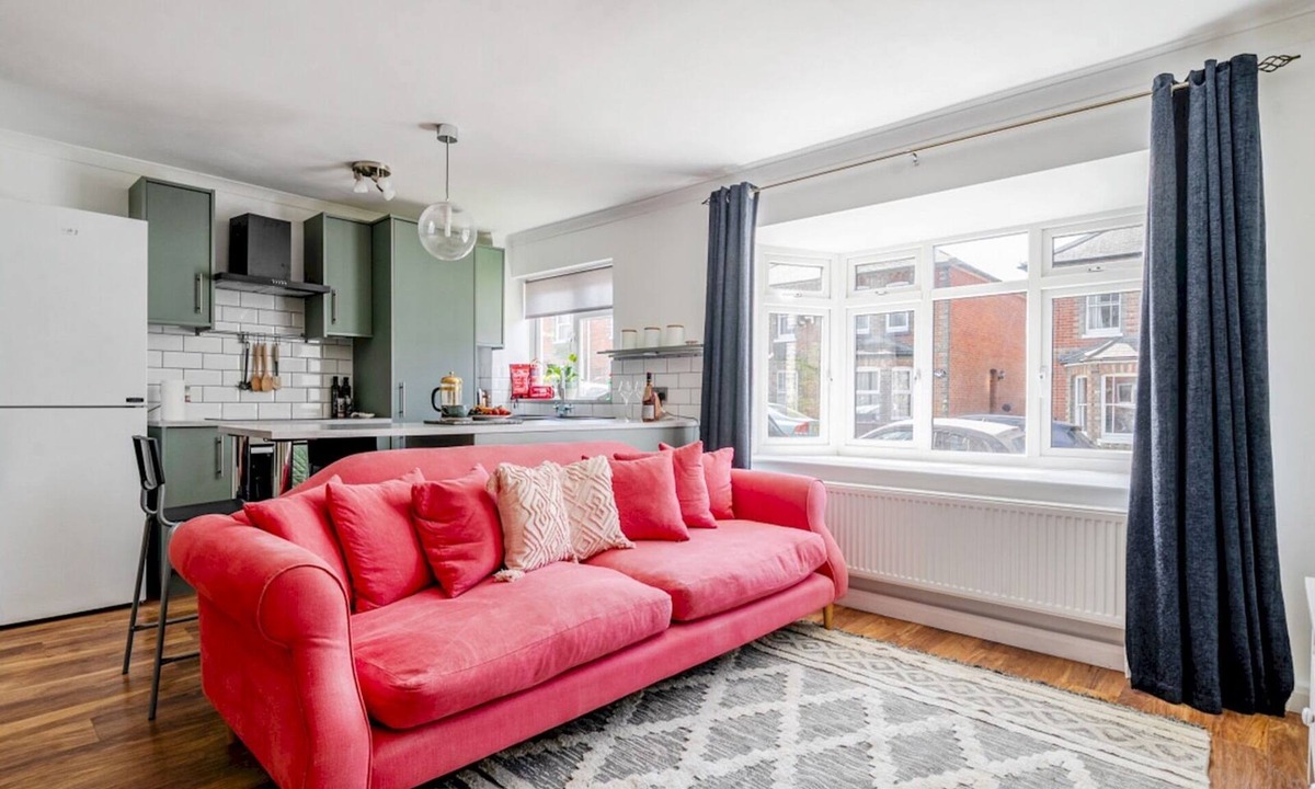 Guildford Apartment | Bright, spacious 1Bed w/parking - Pass the Keys