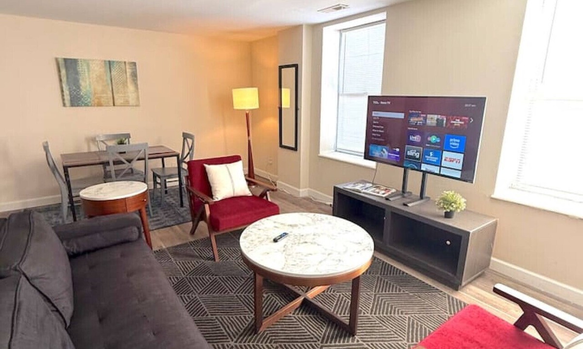 DeBaliviere Place Apartment | Bright & Spacious 2BR Near Forest Park
